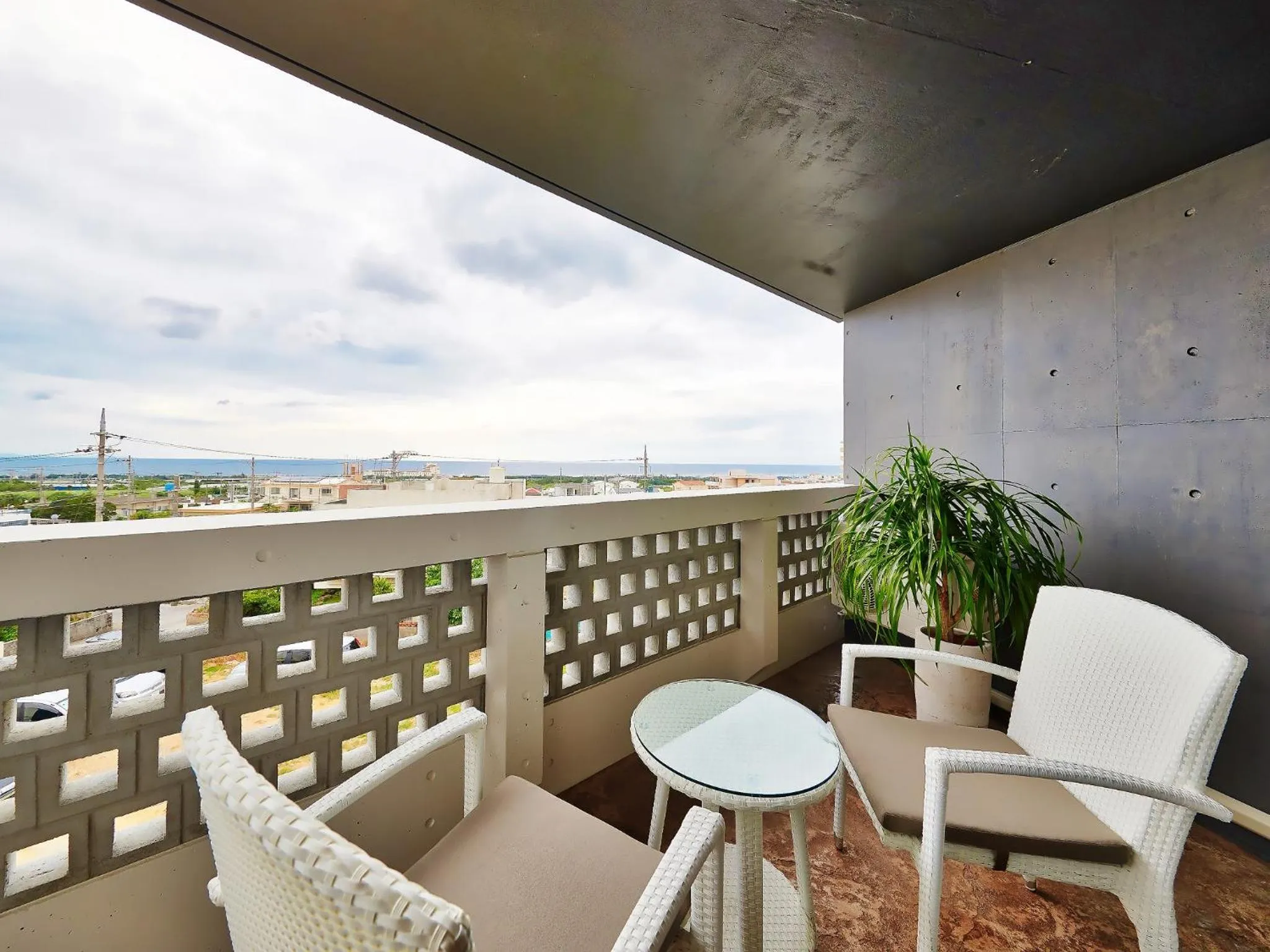 Terrasse avec mobilier d'extérieur et vue sur la mer.