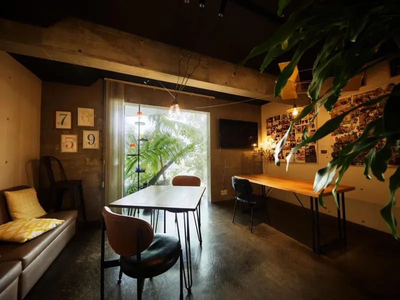 Une salle à manger lumineuse avec une fenêtre donnant sur une végétation luxuriante.