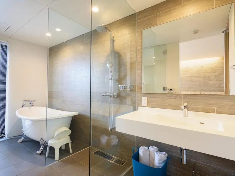 Une salle de bain moderne avec baignoire et douche à l'italienne.