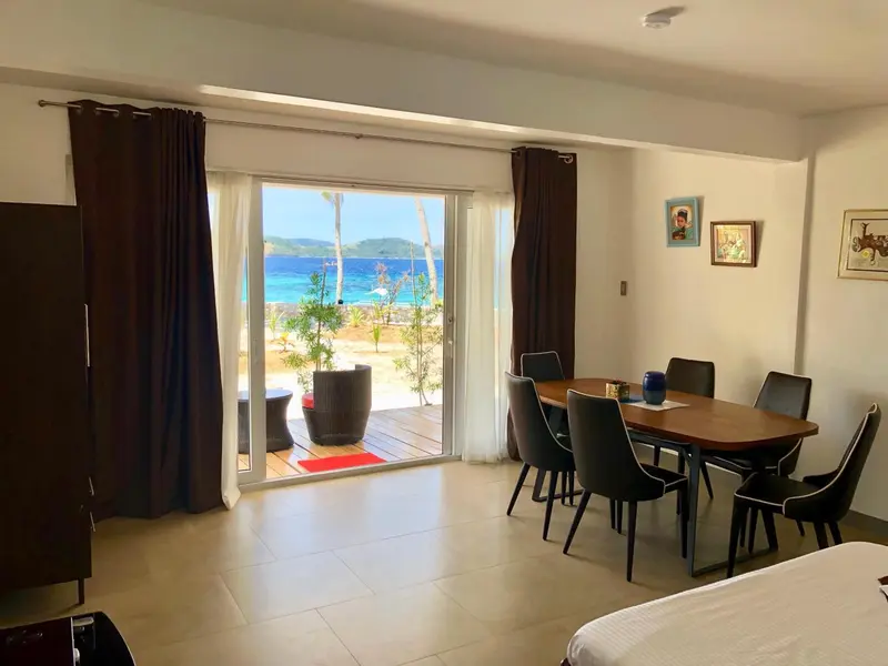 Une salle à manger lumineuse s'ouvre sur une vue sur la mer.