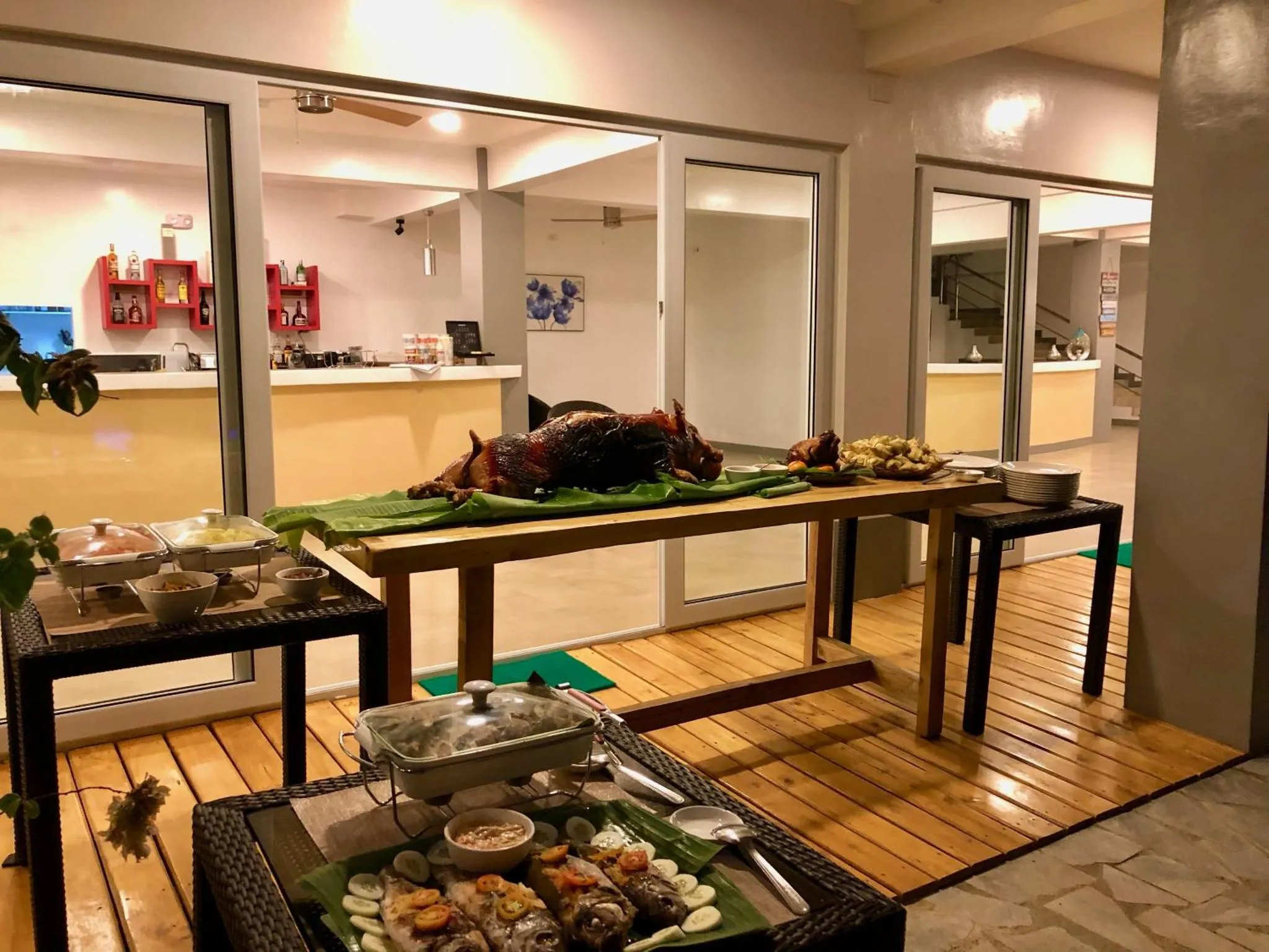 Un buffet de plats variés est présenté sur une table en extérieur.