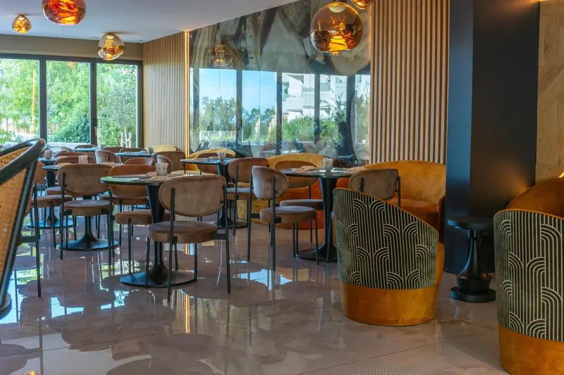 Une salle de restaurant lumineuse avec des tables et des chaises confortables.