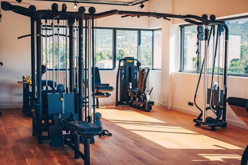 Une salle de sport lumineuse avec des équipements de musculation.