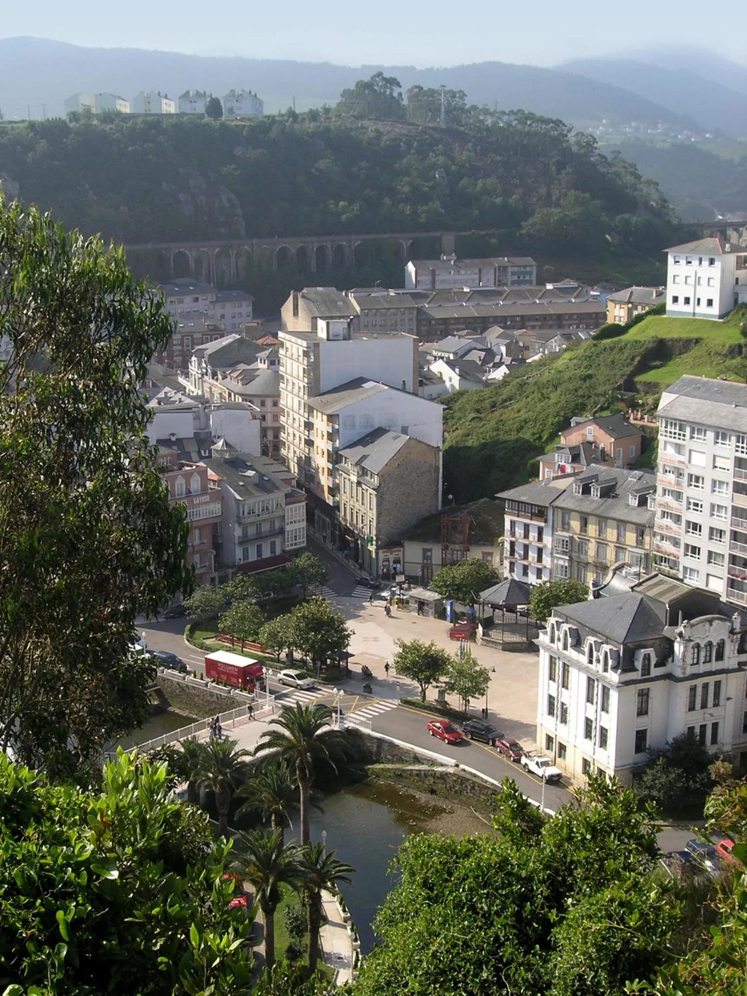Vue d'ensemble d'une ville côtière avec des bâtiments et de la végétation.