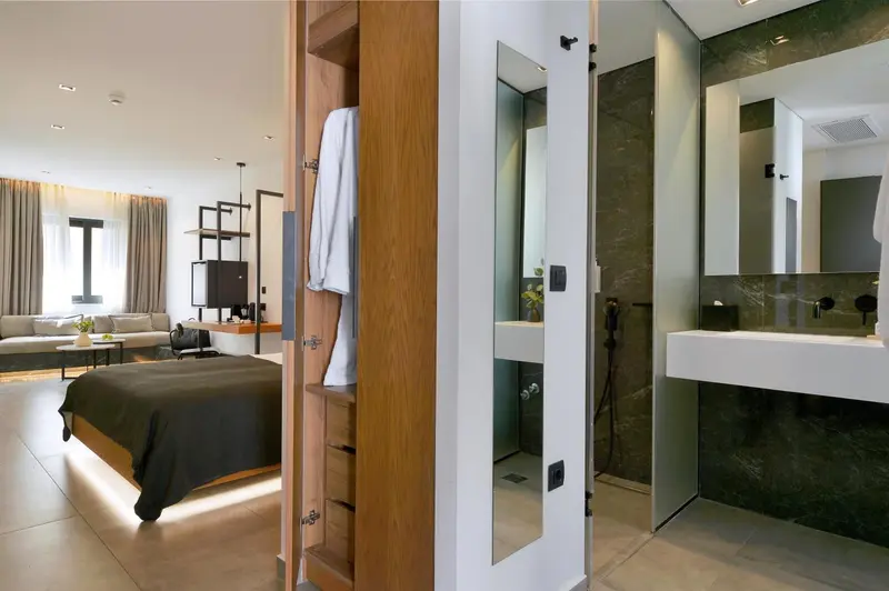 Une chambre moderne avec un lit et un espace salle de bain attenant.