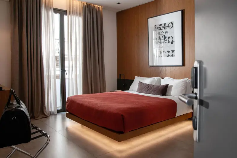 Une chambre moderne avec un grand lit et un éclairage d'ambiance.