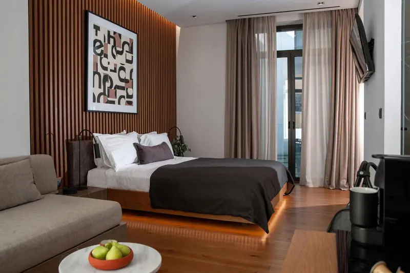 Une chambre moderne avec un lit double et un canapé.