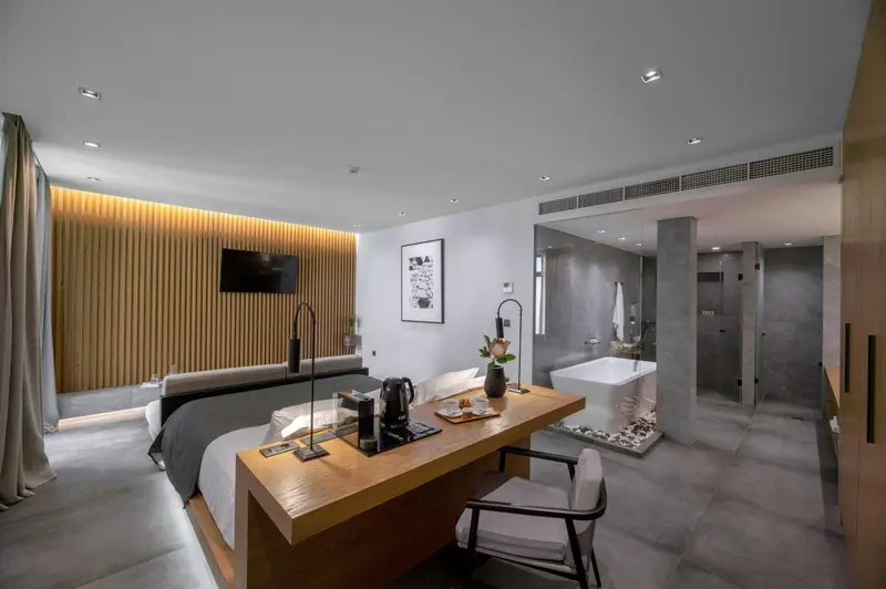 Une chambre moderne avec un bureau et une baignoire.