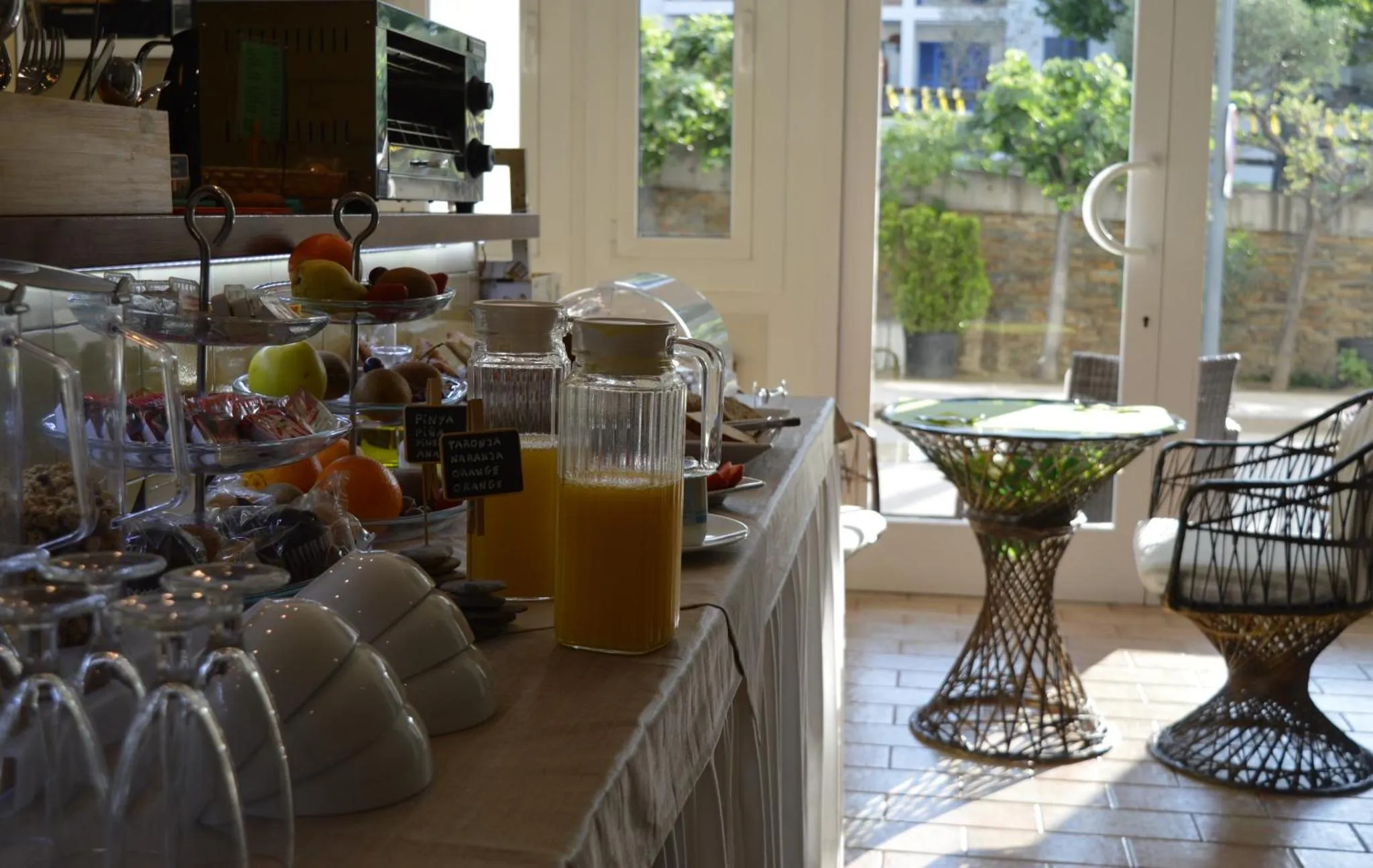 Un comptoir de petit-déjeuner propose des pâtisseries, des fruits et des boissons.