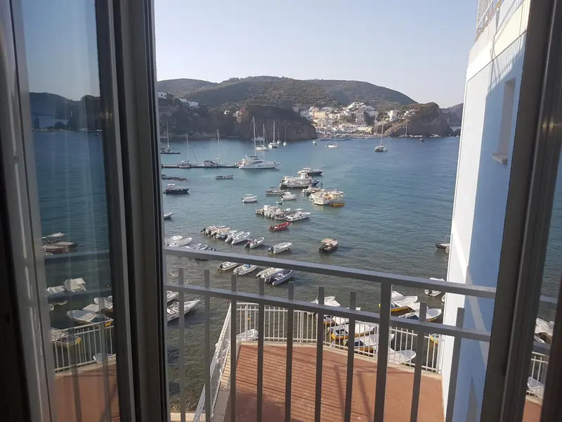 Vue sur une baie abritée avec des bateaux amarrés.