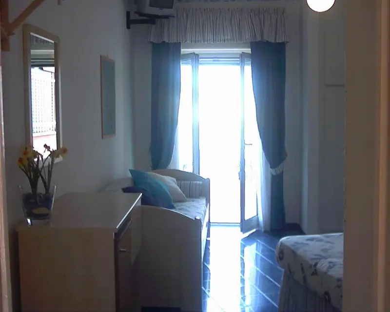 Une piece lumineuse avec un canape et un lit.
