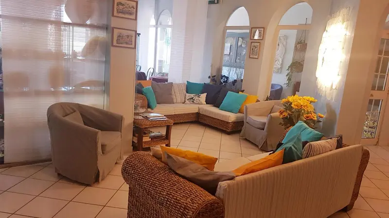 Un espace de détente intérieur avec des canapés et des fauteuils confortables.