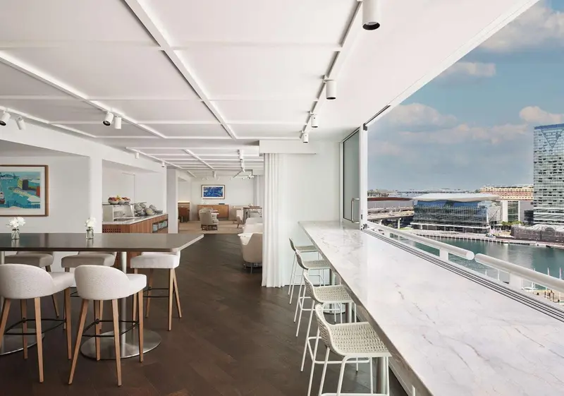 Espace lumineux avec bar et vue sur le port.