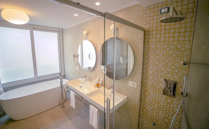 Une salle de bain moderne avec baignoire et douche à l'italienne.