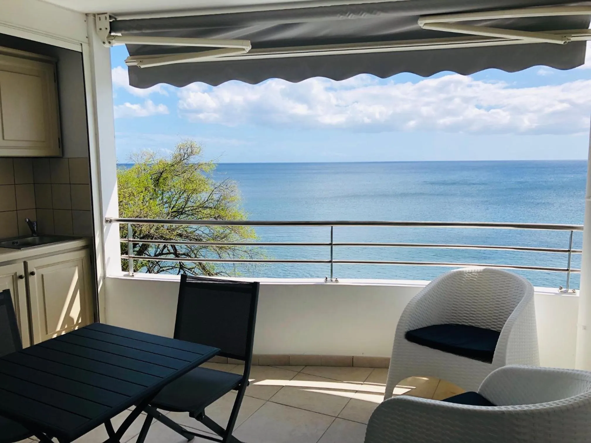 Une cuisine ouverte sur une terrasse avec vue sur la mer.
