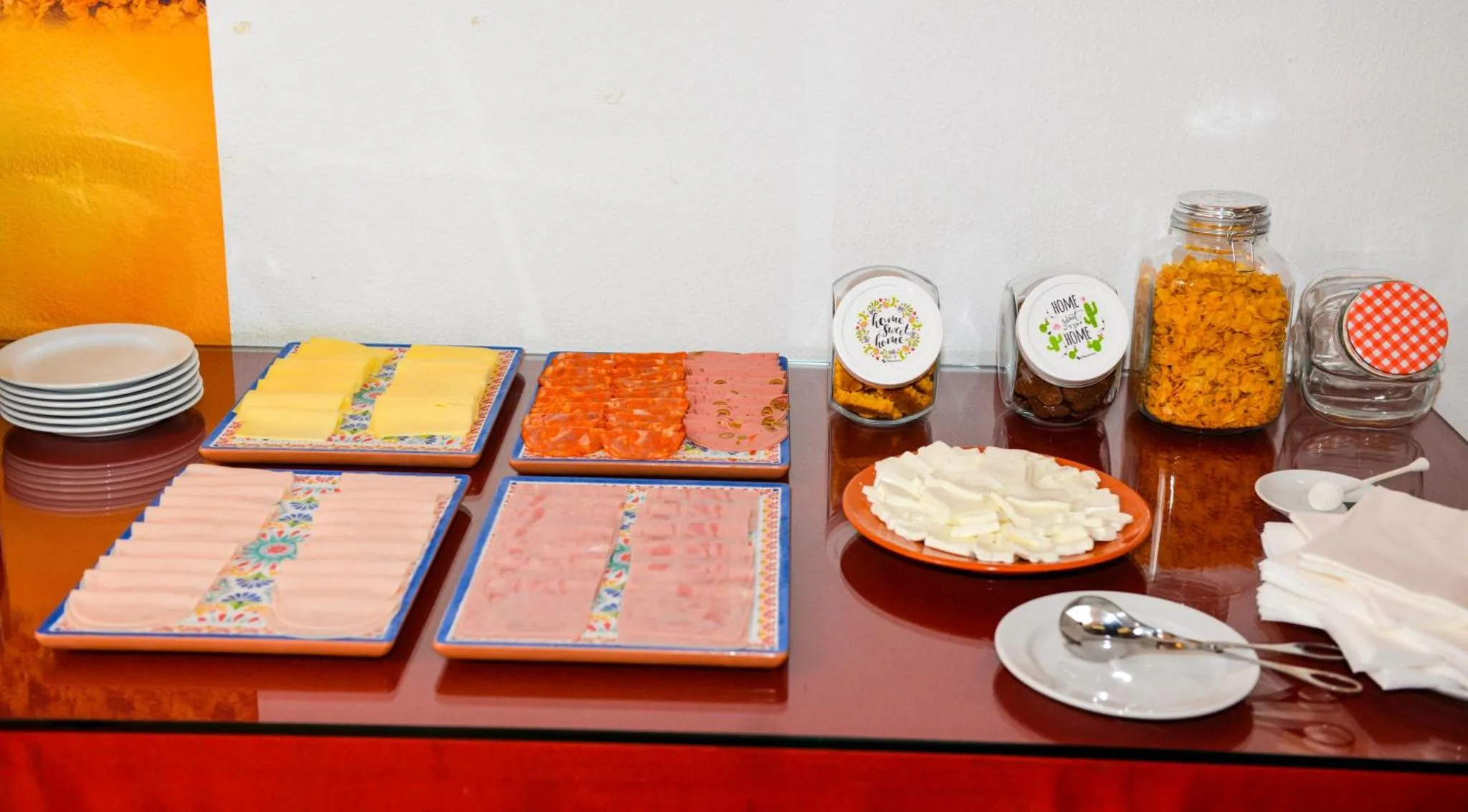 Présentation de charcuterie et de fromages sur un buffet.