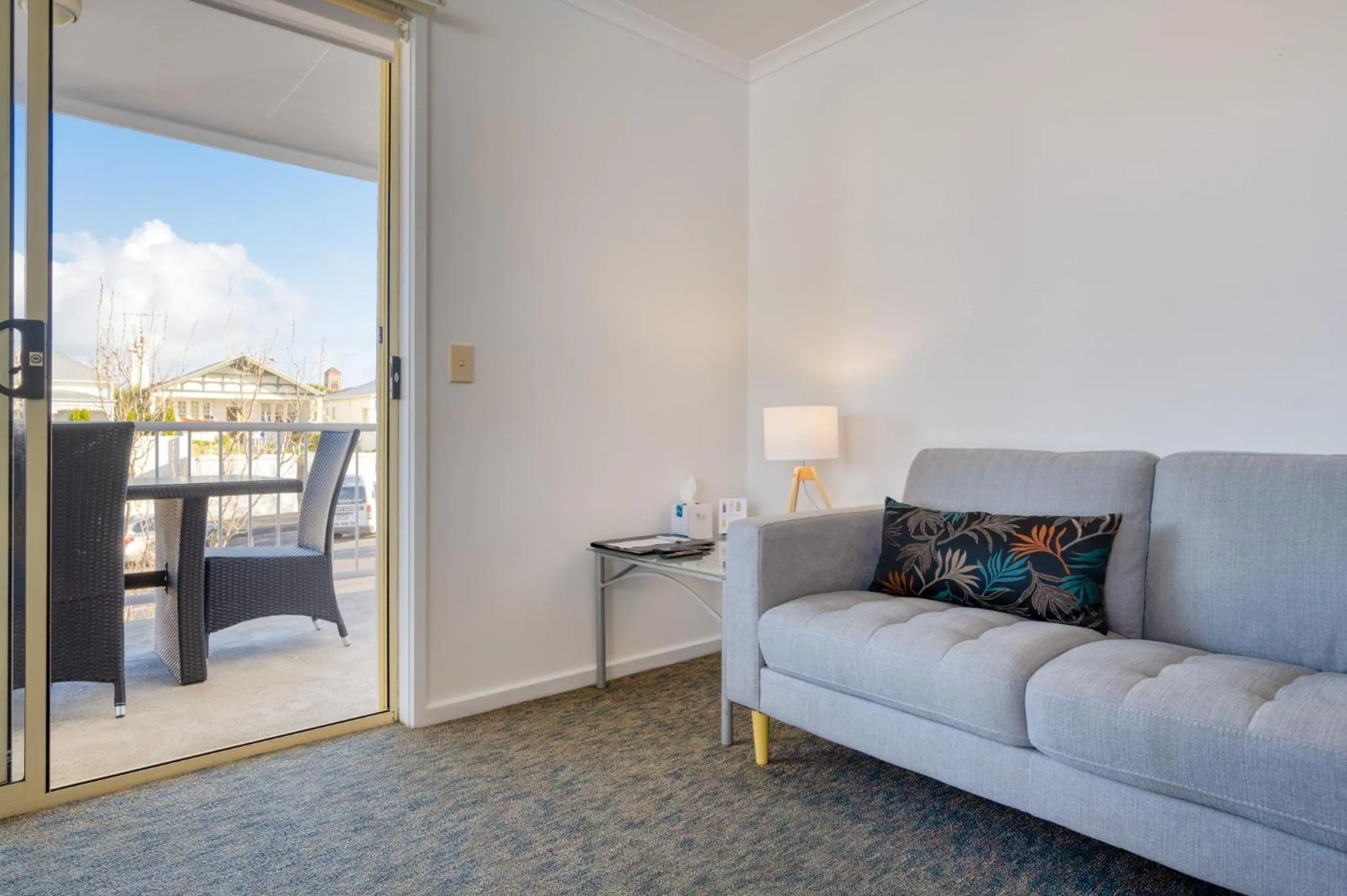 Un salon lumineux s'ouvre sur une terrasse avec mobilier d'extérieur.