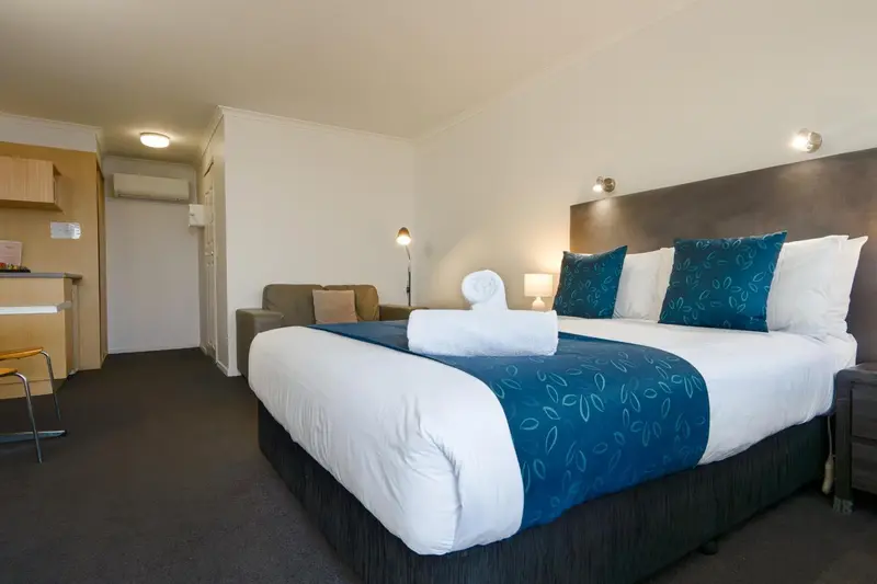 Une chambre d'hotel avec un grand lit et un coin salon.