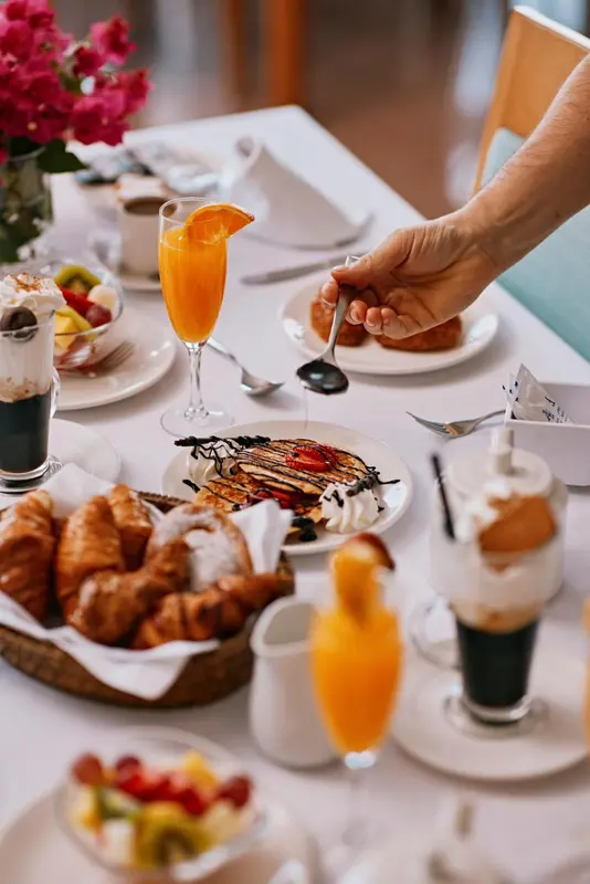 Une table est dressée avec un petit-déjeuner copieux et coloré.