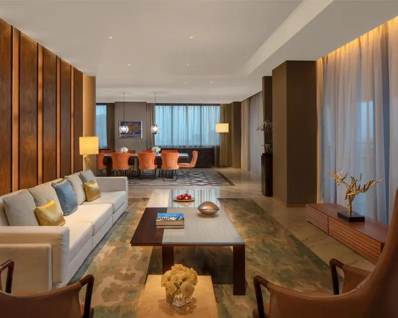 Un salon spacieux et lumineux avec un canapé, une table basse et une décoration moderne.