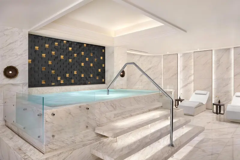 Bain de relaxation dans un espace lumineux et moderne.