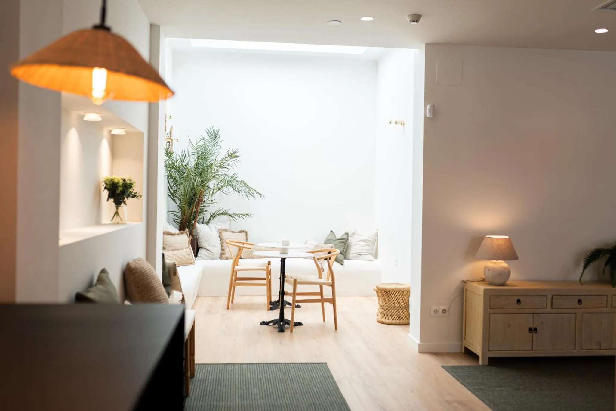 Un espace de détente lumineux avec des sièges et une petite table.