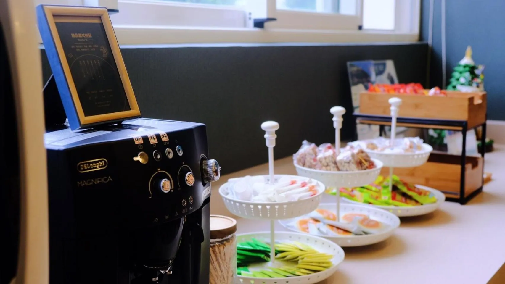 Une machine à café et des présentoirs de gourmandises sont disposés sur un comptoir.