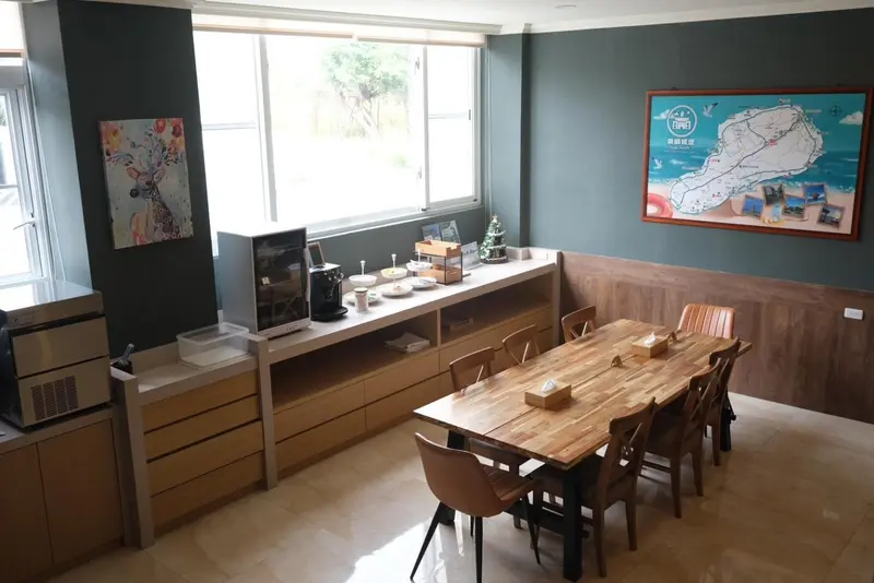 Une salle à manger lumineuse avec une table en bois et des chaises.
