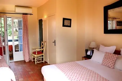 Une chambre lumineuse avec un lit et un accès à une terrasse.