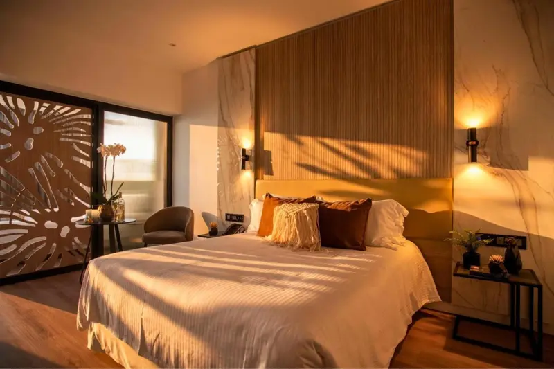 Une chambre lumineuse avec un grand lit et une décoration chaleureuse.