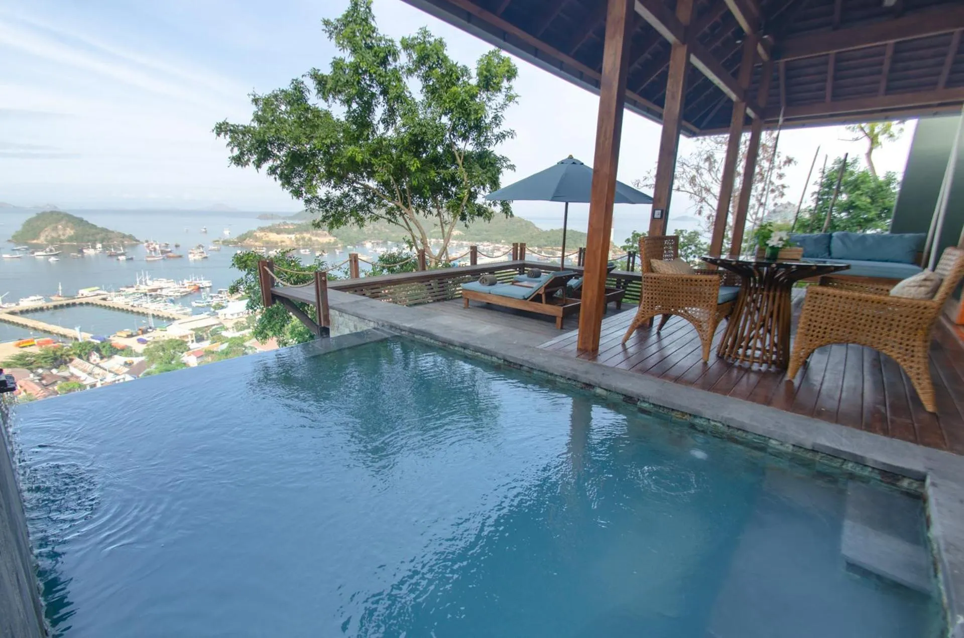 Terrasse avec piscine à débordement et vue sur la mer.