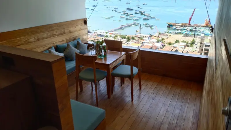 Espace de repas en bois avec table et assises confortables.