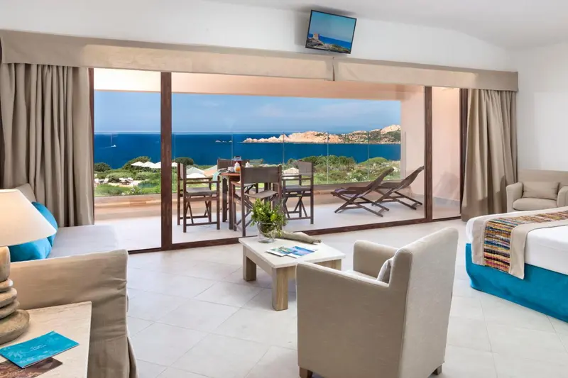 Espace de vie lumineux avec vue sur la mer depuis une grande baie vitrée.