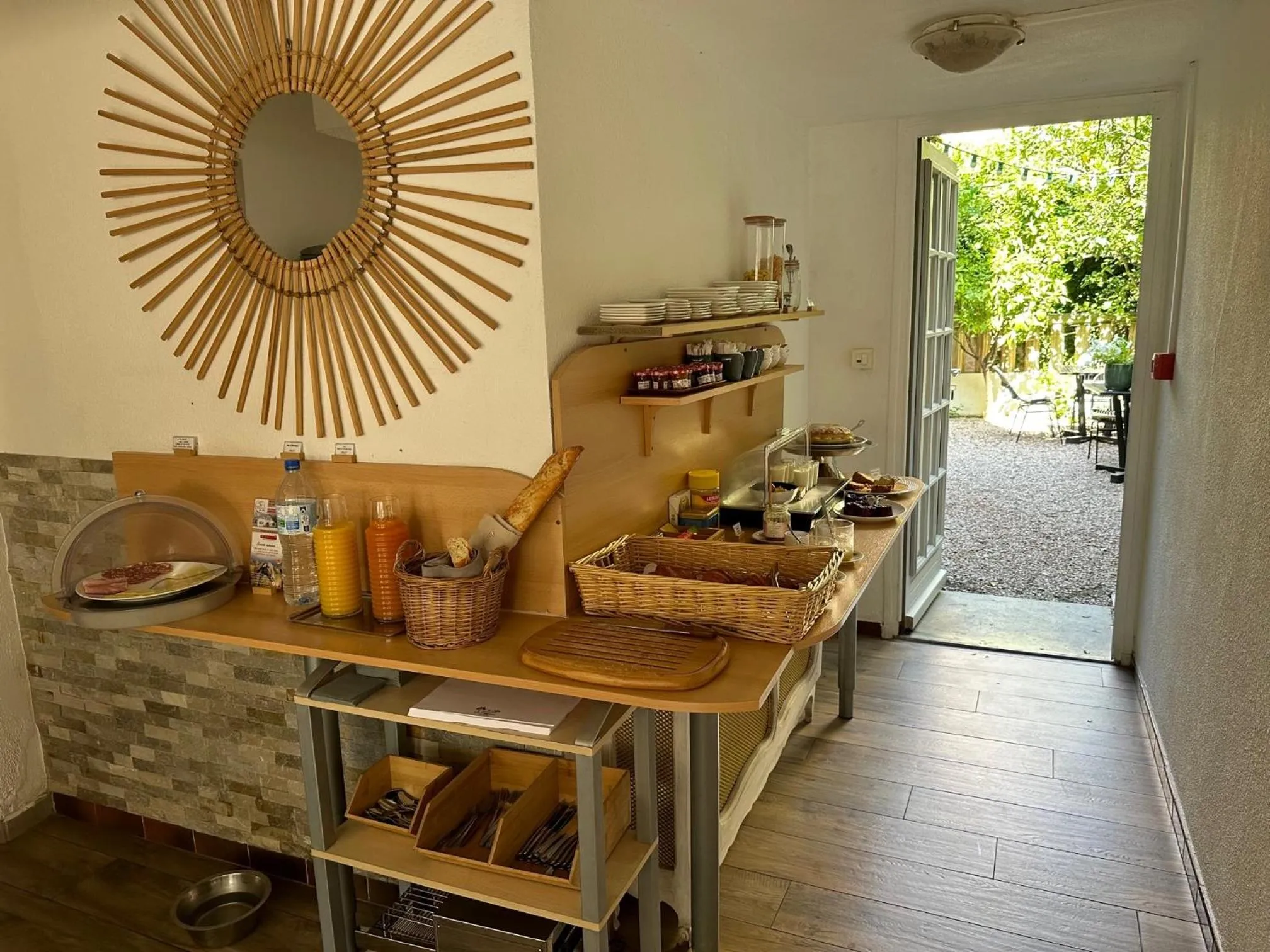 Un buffet propose des viennoiseries, des confitures et des boissons.