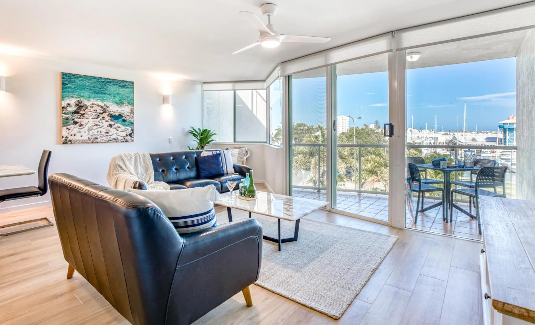 Un salon lumineux s'ouvre sur une terrasse avec vue sur la mer.
