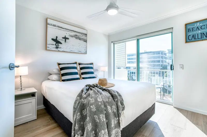 Une chambre lumineuse avec un grand lit et une vue sur la mer.
