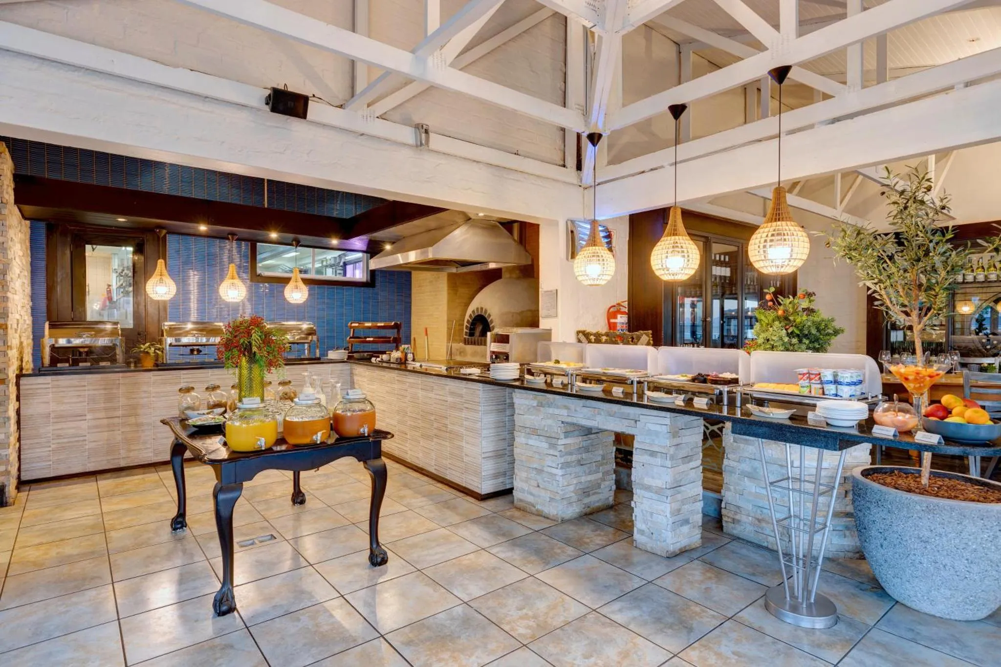 Un buffet de nourriture est présenté dans une salle lumineuse et décorée.