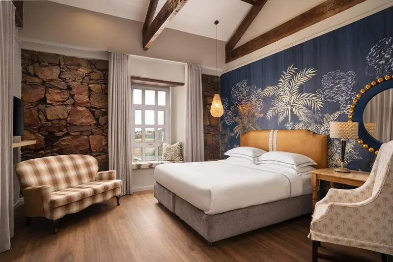 Une chambre à coucher lumineuse avec un lit confortable et un canapé.