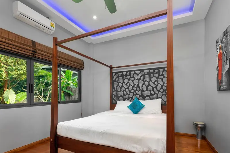 Une chambre avec un grand lit à baldaquin et une décoration murale.