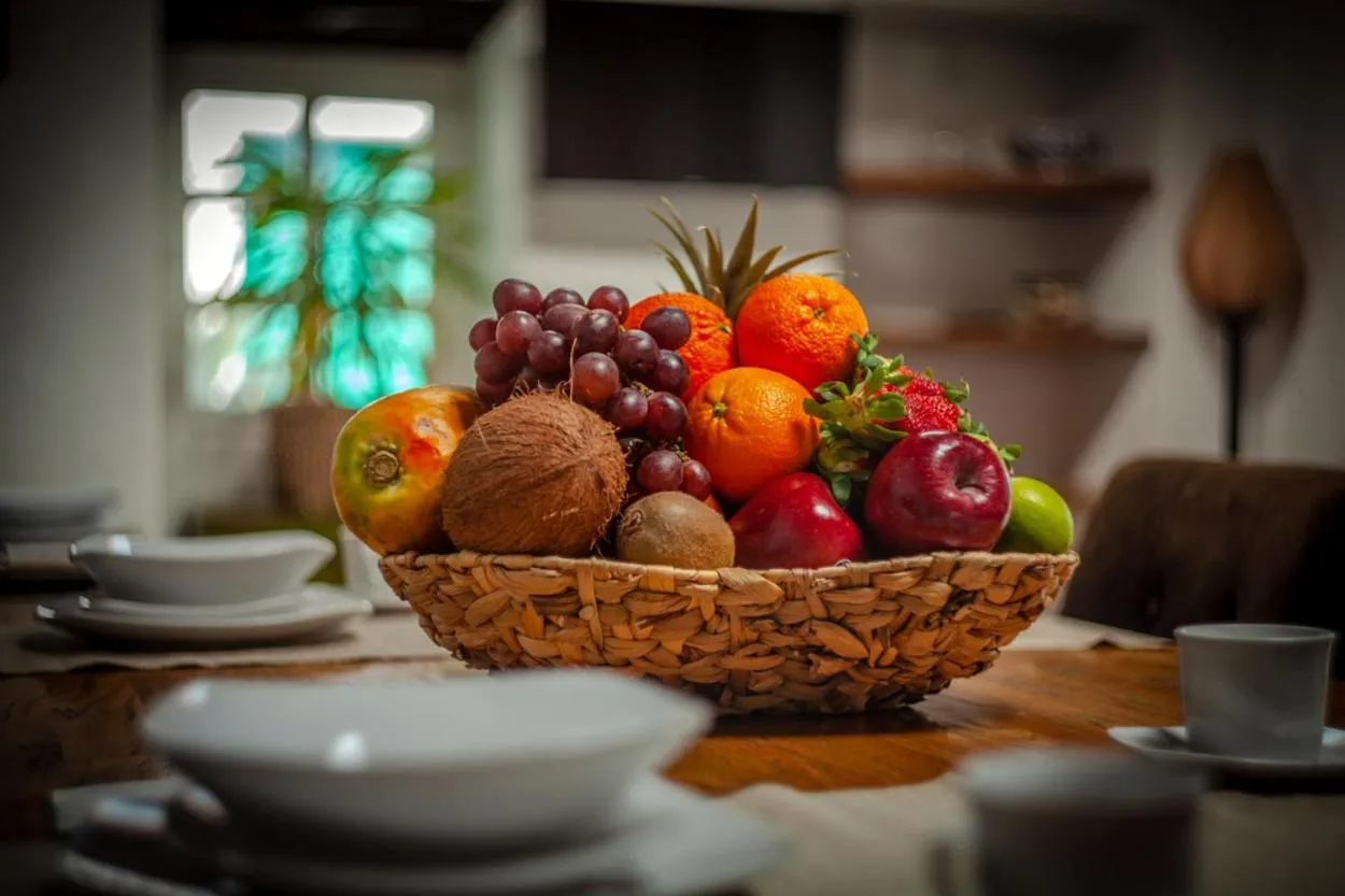 Une corbeille remplie de fruits frais est présentée sur une table.