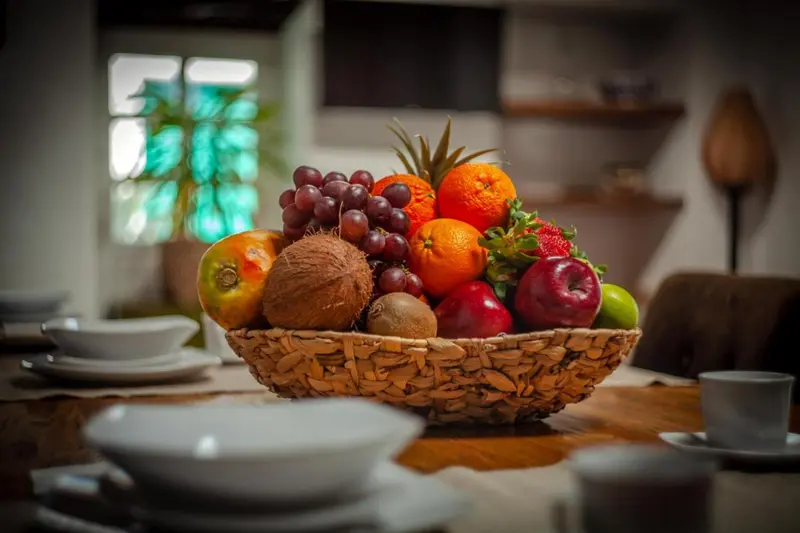 Une corbeille remplie de fruits frais est présentée sur une table.