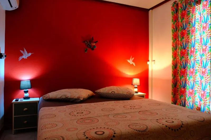 Une chambre à coucher avec un lit double et des éléments décoratifs muraux.