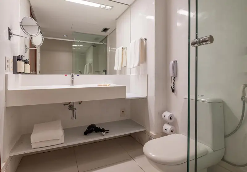 Une salle de bain moderne avec douche à l'italienne et lavabo.