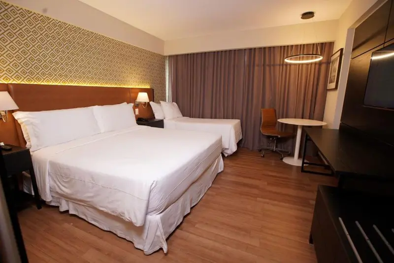 Une chambre d'hôtel avec un grand lit et un coin bureau.