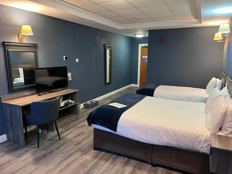 Une chambre d'hôtel moderne avec un lit double et un espace bureau.