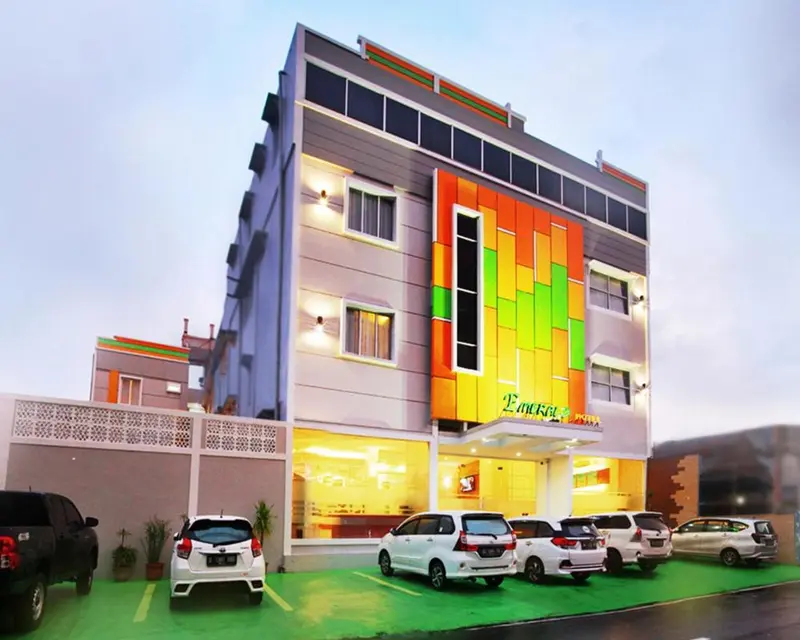 Façade colorée d'un bâtiment moderne avec des voitures garées devant.