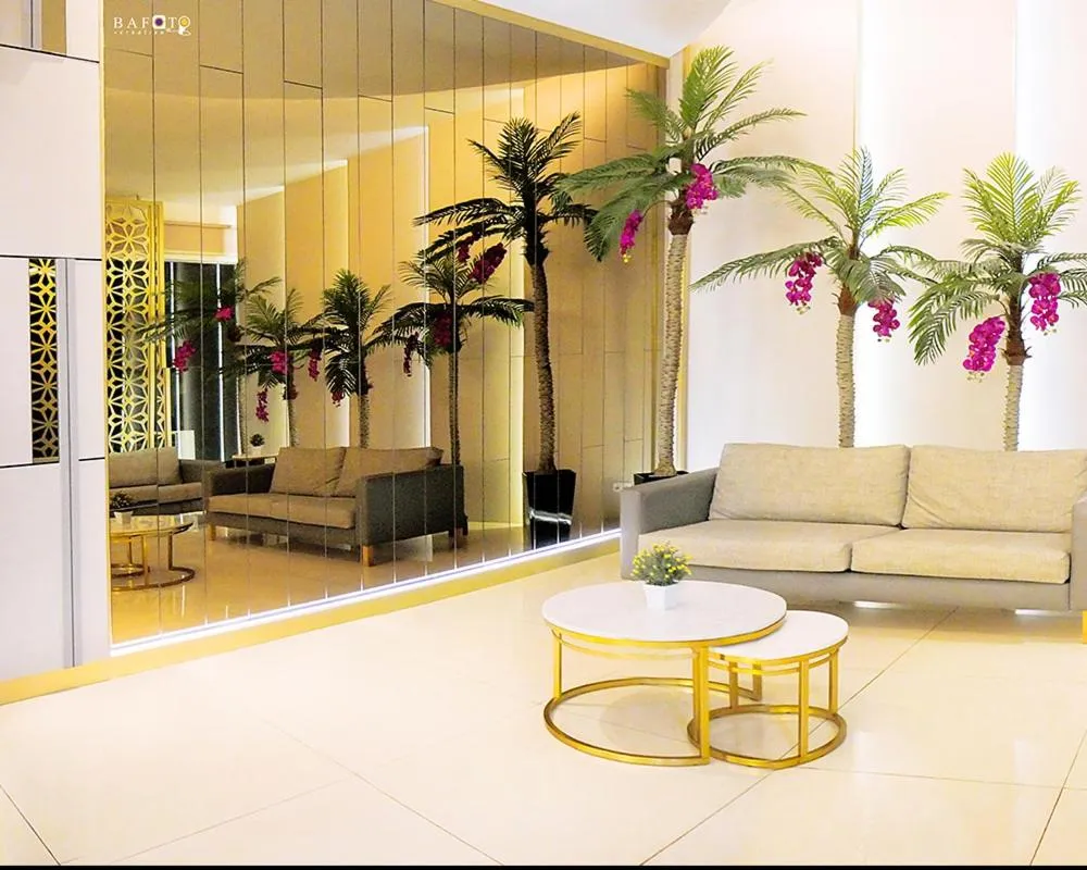 Un espace de détente intérieur avec canapés et tables basses.