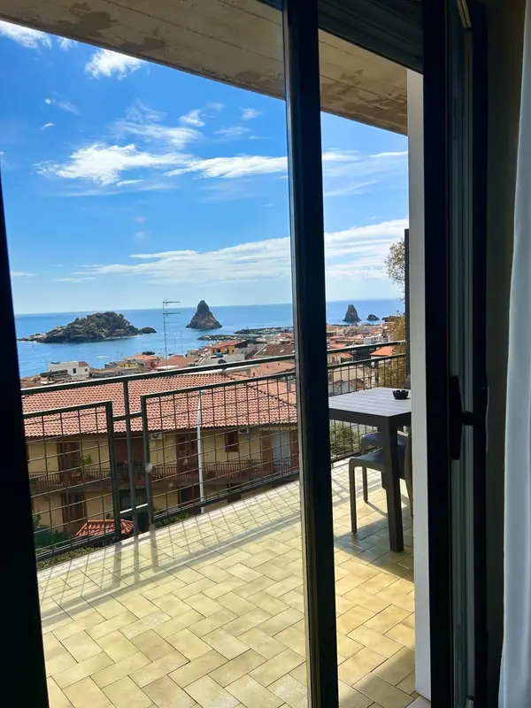 Vue sur la mer et les iles depuis une terrasse carreelee.