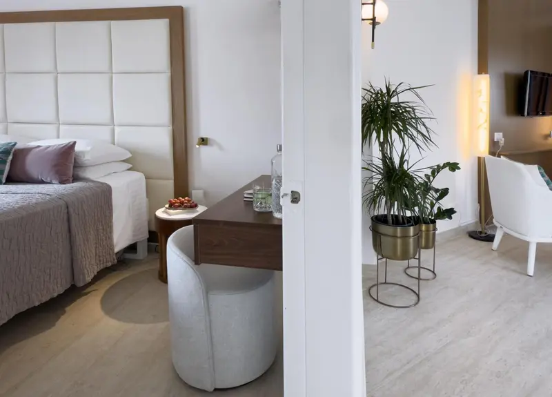 Une chambre moderne avec un grand lit et un coin salon.