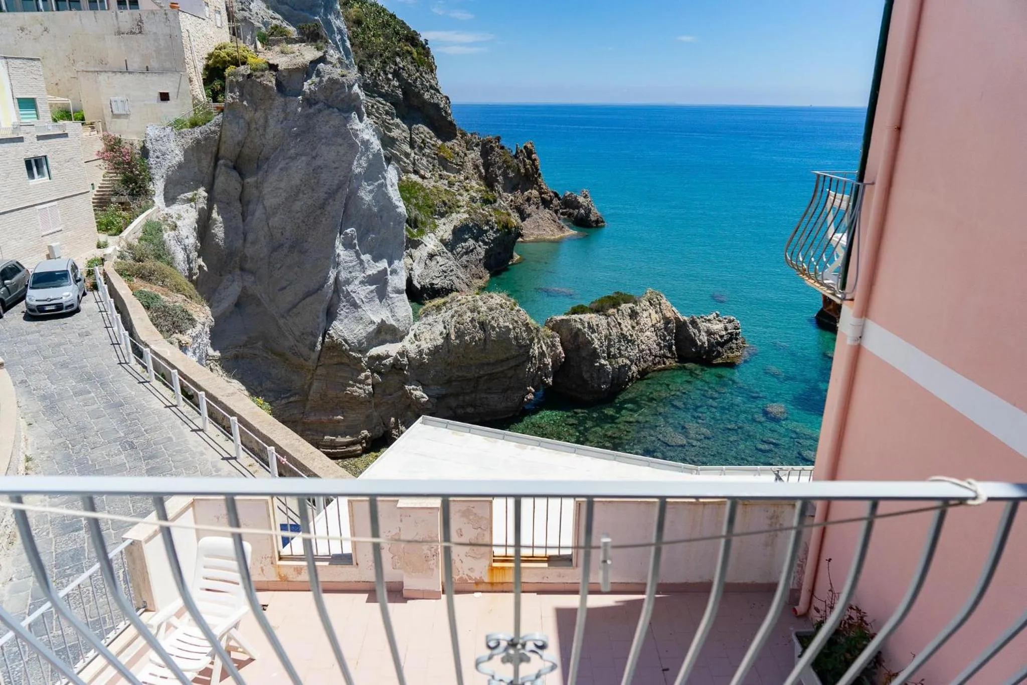 Vue sur la mer depuis un balcon avec mobilier d'extérieur.